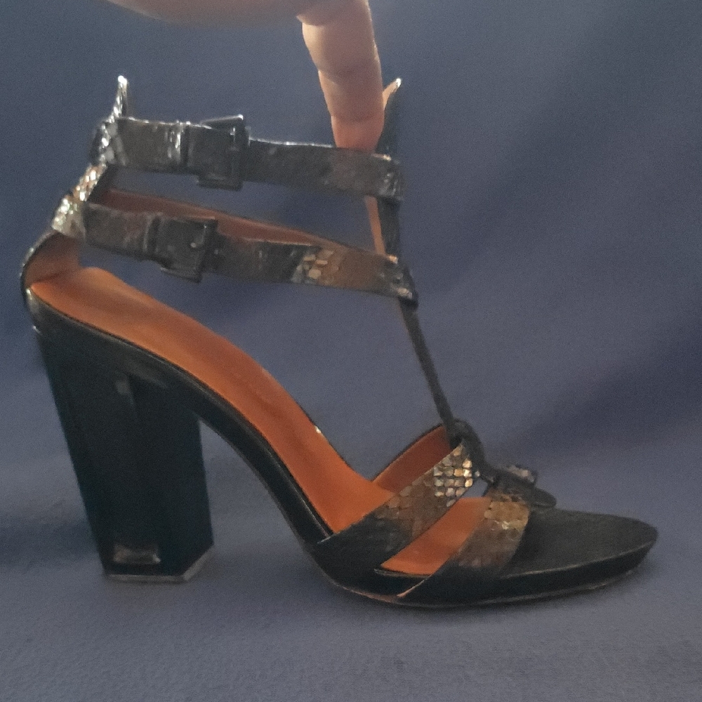 Modern Vintage Black Heels with Sleek Design